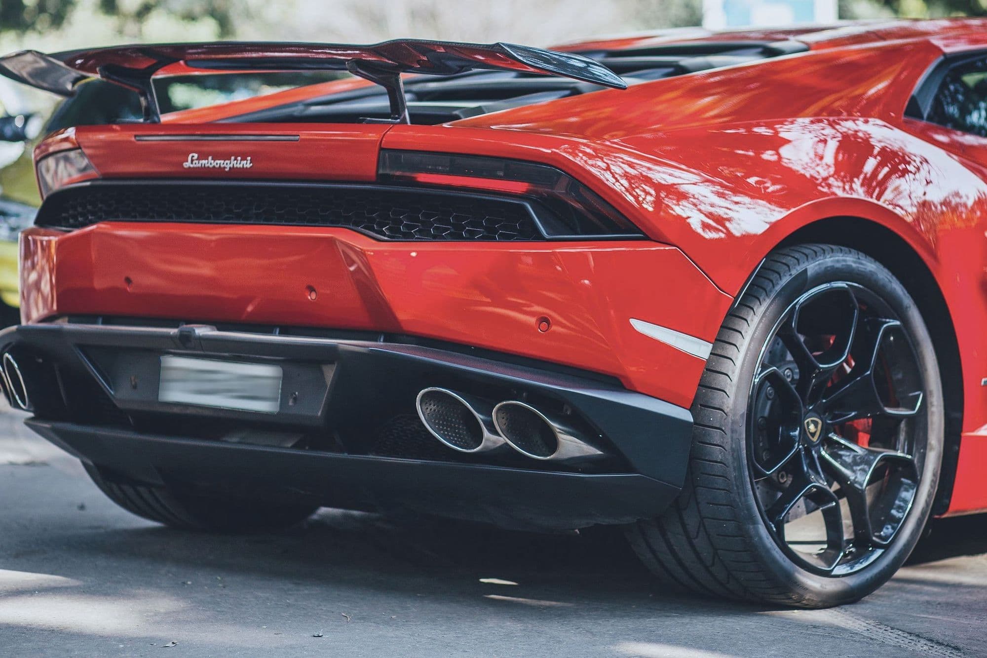 The red Huracán's tail, its fixed rear wing and quad exhausts.