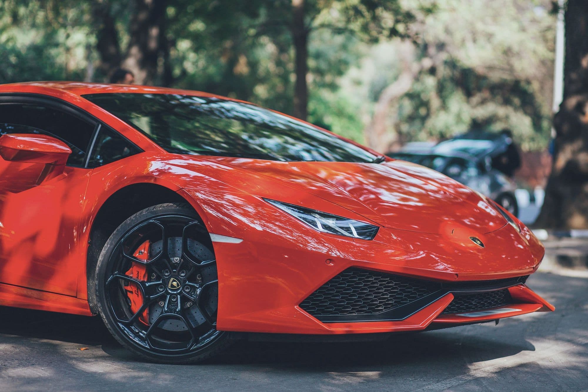 The red Huracán's front wing, headlamp and black wheel.