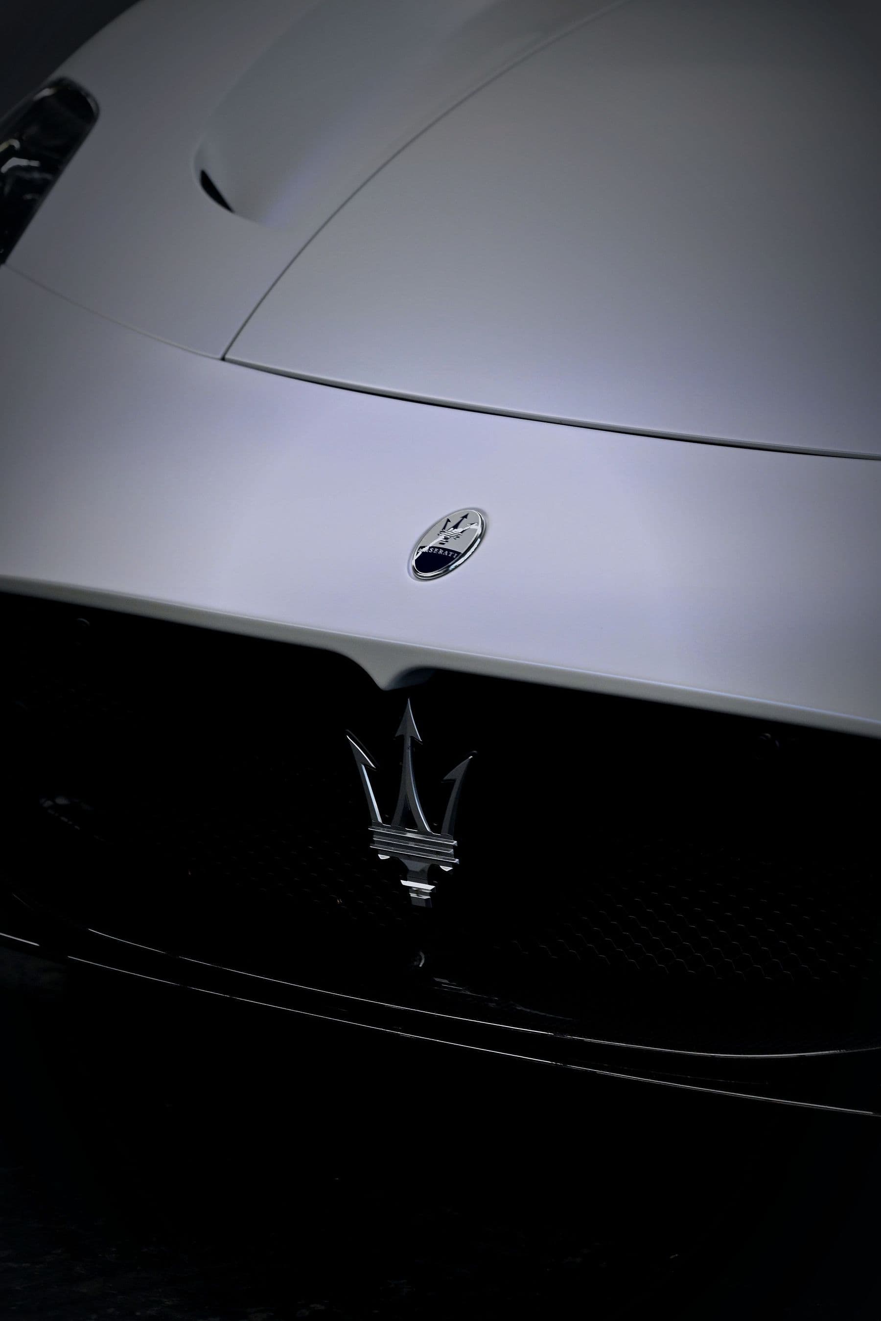 The MC20's bonnet badge and trident grille.